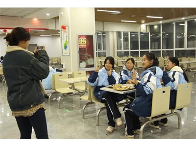 “食”刻守护，“味”爱护航——衡德中学领导陪餐活动