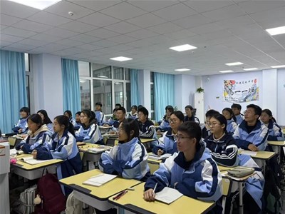 观天下新闻 做时代青年丨衡德中学每周组织学生观看《新闻周刊》